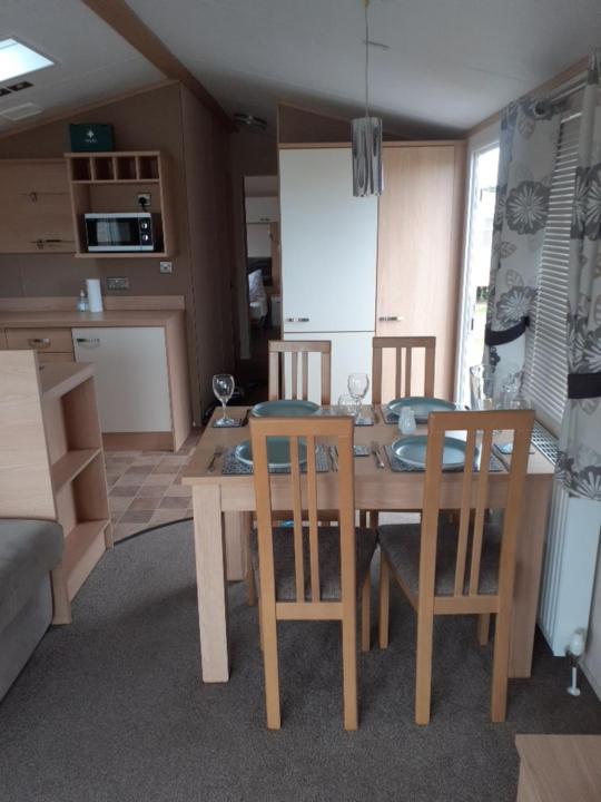 Rick's Retreat Static Caravan Near The With Free Wifi *